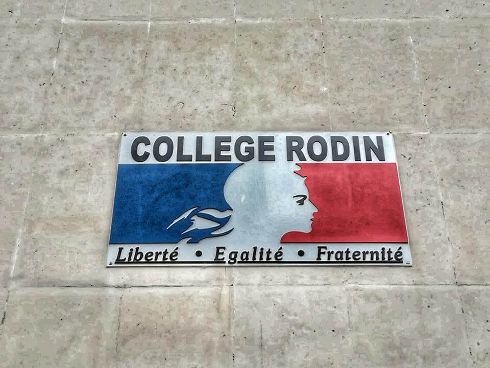 La targa del Liceo Rodin di Parigi