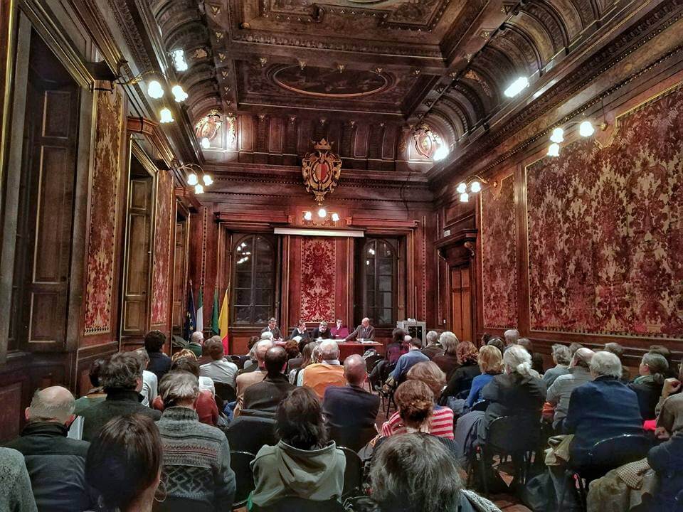 La sala piena per la presentazione del libro "I conquistatori dell'impero" del presidente Bendotti