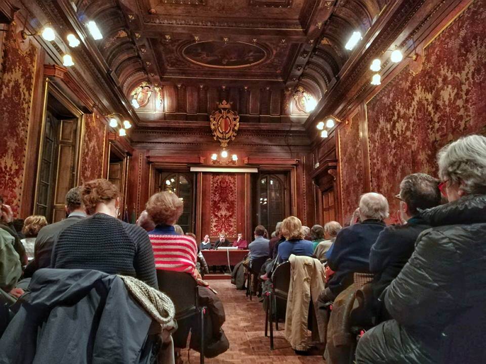La sala piena per la presentazione del libro "I conquistatori dell'impero" del presidente Bendotti
