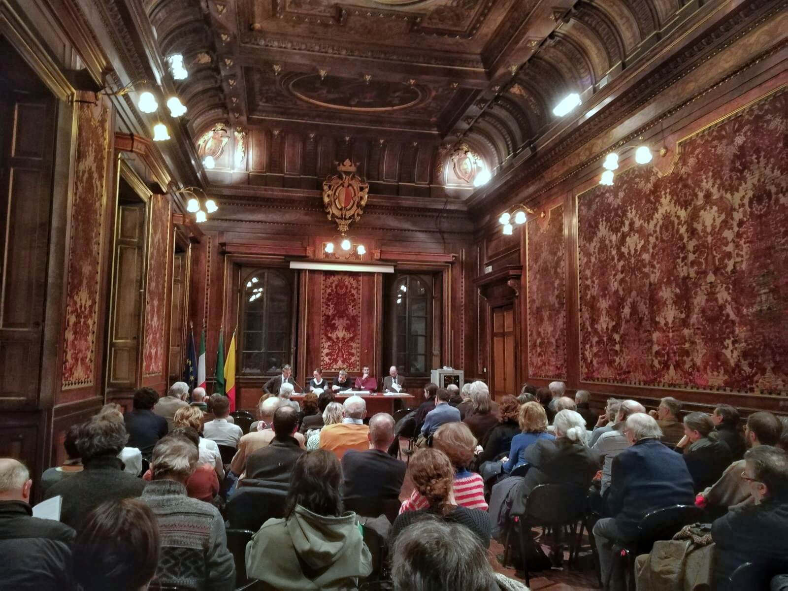 La sala piena per la presentazione del libro "I conquistatori dell'impero" del presidente Bendotti